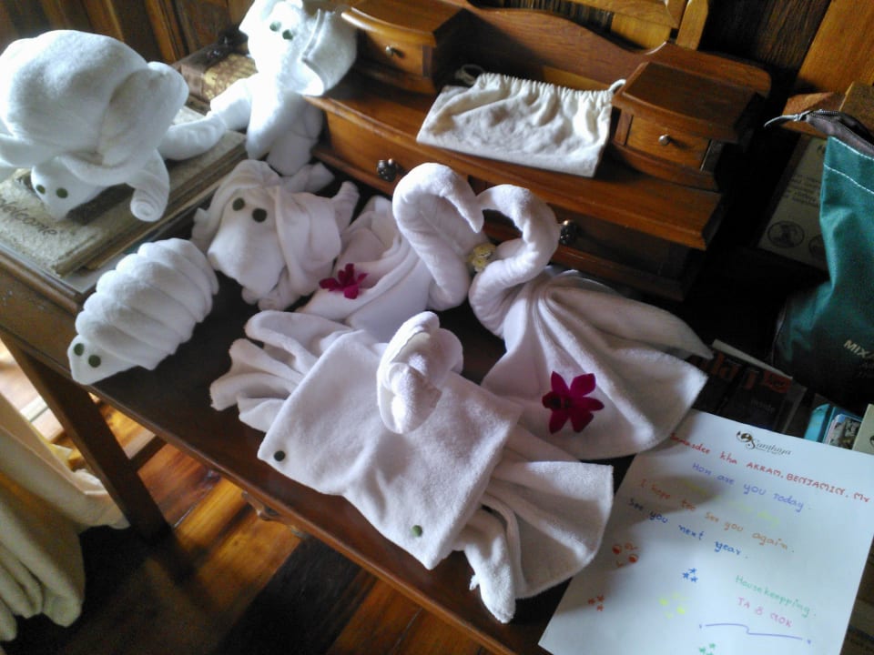 Sammlung der täglichen, liebevollen 'Bettdeko'  Santhiya Koh Phangan Resort & Spa