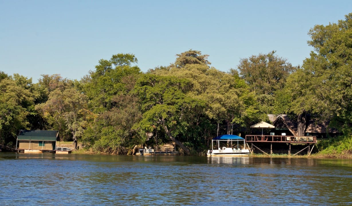Lodge Surruonding  Hotel Ndhovu Safari Lodge