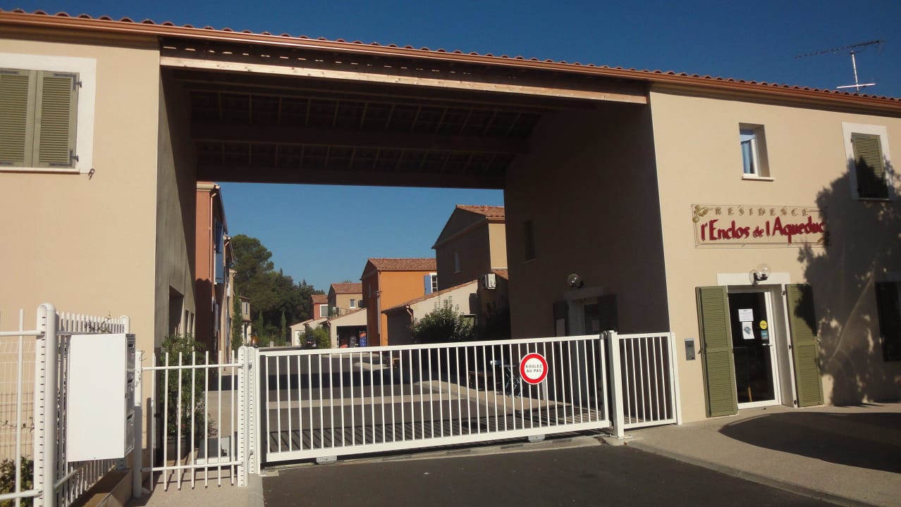 Einfahrt in die Anlage Hotel L'Enclos de l'Aqueduc