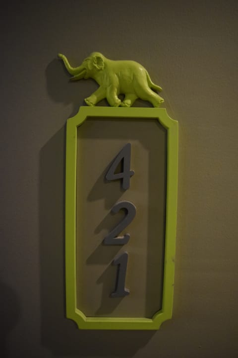 Verzierte Zimmernummern ibis Styles Bangkok Khaosan Viengtai