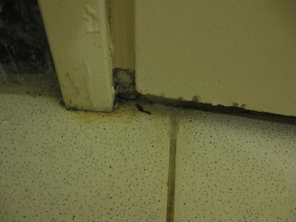 Abgeschlagene, feuchte Badezimmertür Kontokali Bay Resort & Spa