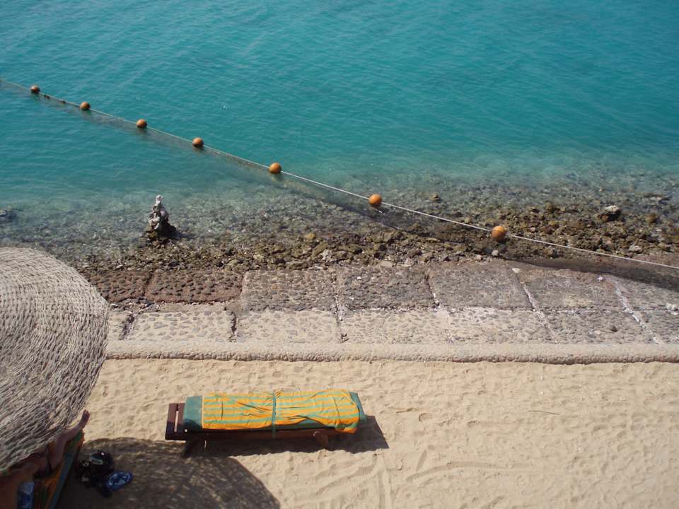 Vom Zimmer runter auf den kleinen Strandabschnitt Arabella Azur Resort