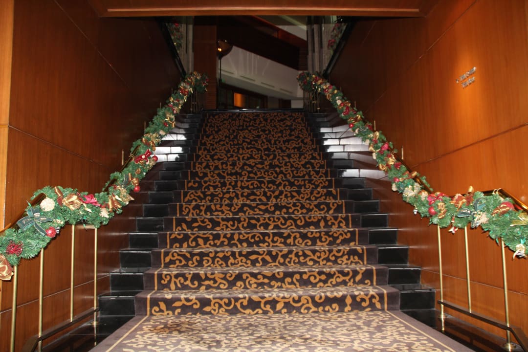 Treppe mit X-Mas Deko Hotel The Peninsula Bangkok
