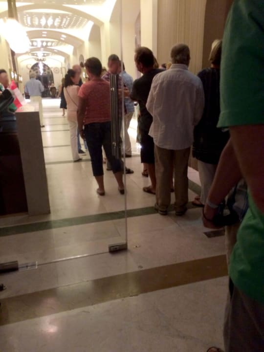 Lange Schlangen vor dem Restaurant - Überfüllt Salalah Rotana Resort