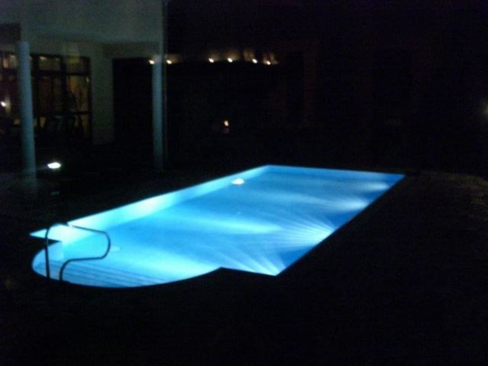 Aussenpool am Abend Christinenhof & Spa