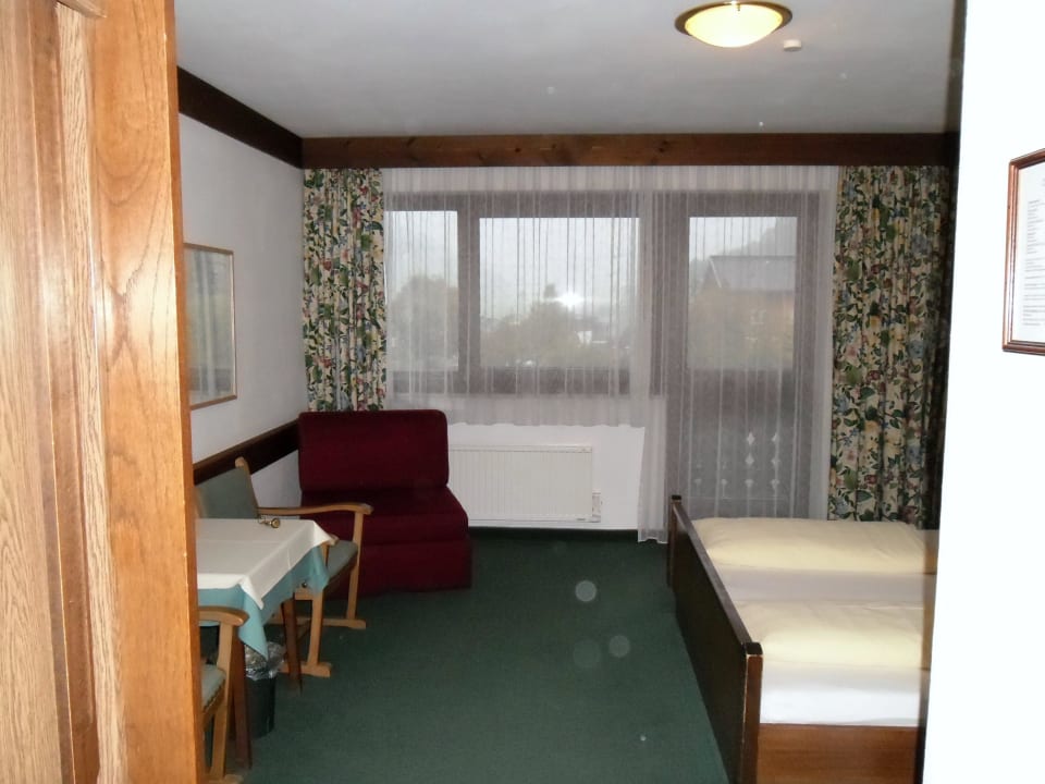 Zimmer 208 aus Richtung Außentür Hotel Moawirt