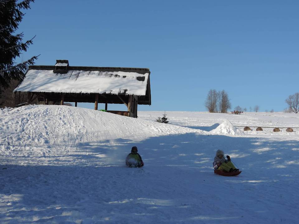 Górka przed obiektem Agroturystyka Bernadeta Tyrała