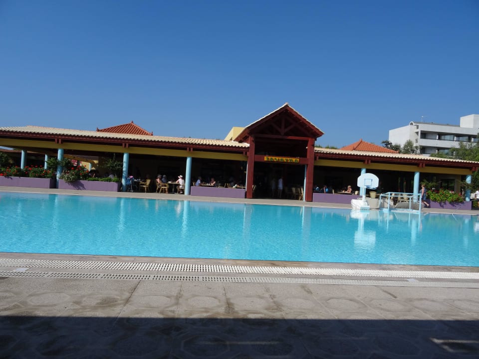 Pool mit Taverne Esperides Beach Resort