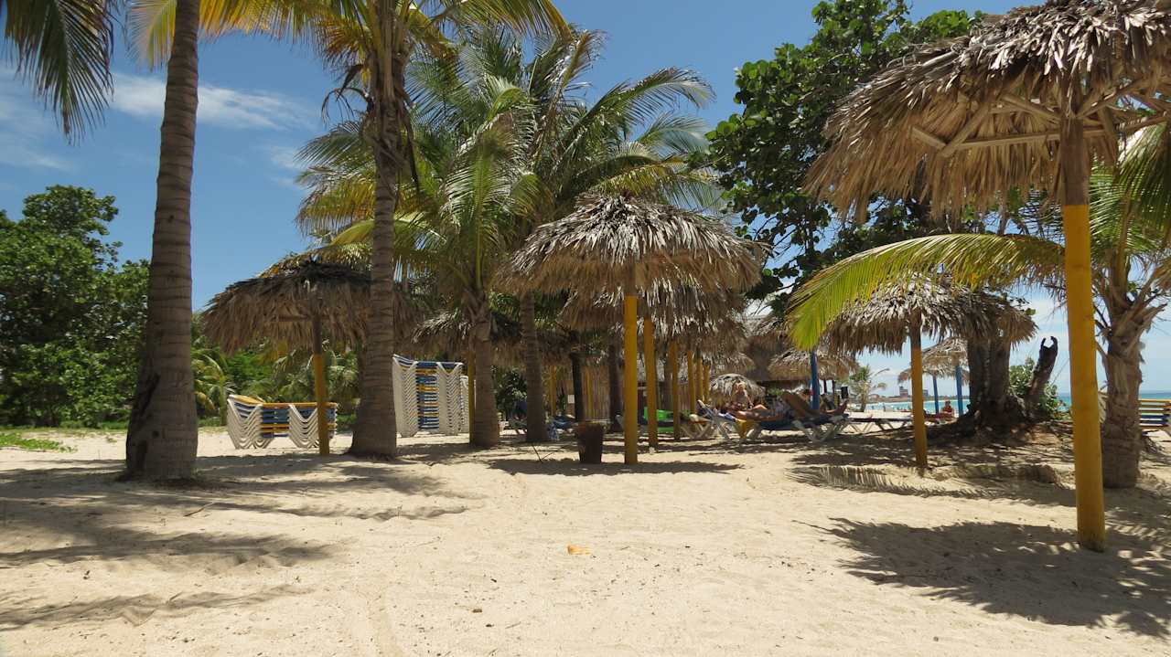 Beach umbrellas, and sunbeds Hotel Roc Barlovento