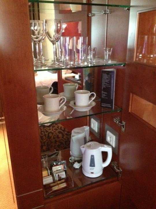 Minibar mit allem was dazugehört InterContinental Warszawa