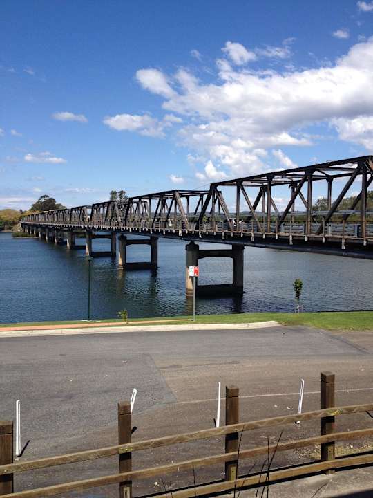 Blick vom Balkon auf die alte Eisenbrücke Taree Motor Inn