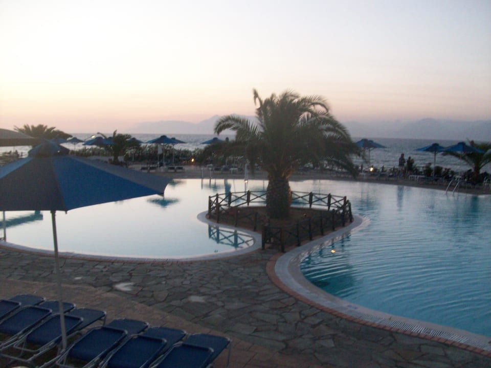 Pool bei Dämmerung Hotel Mareblue Beach