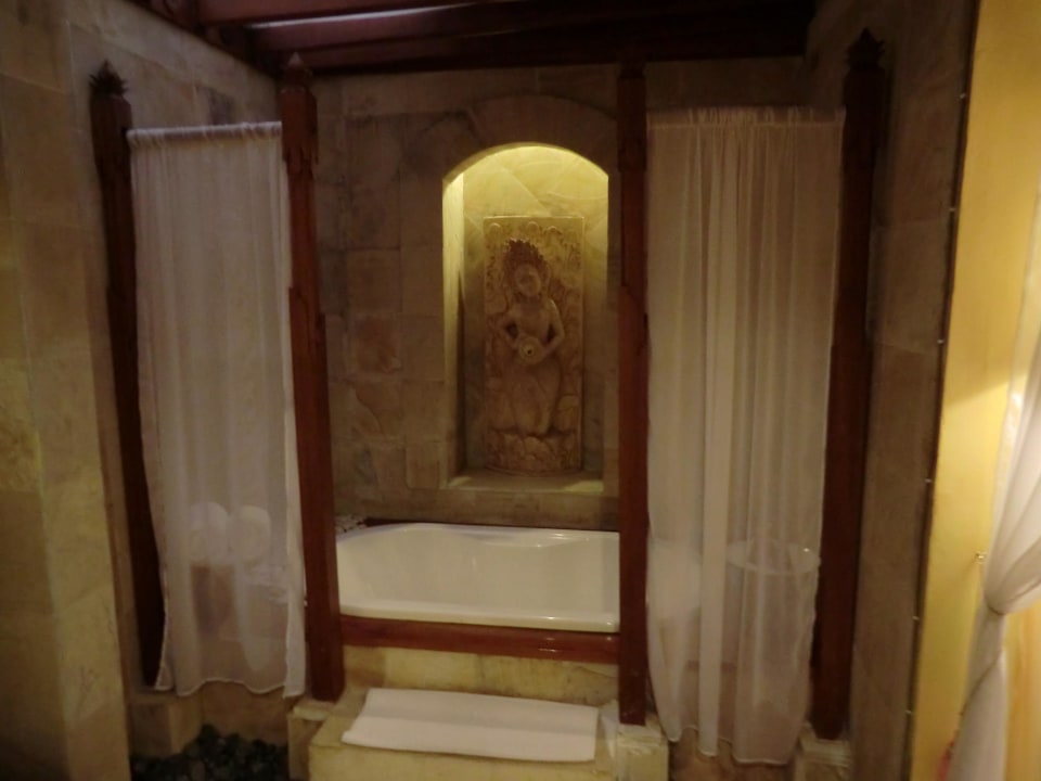 Badewanne und Dusche mit Spa-Produkten The Mansion Resort Hotel & Spa