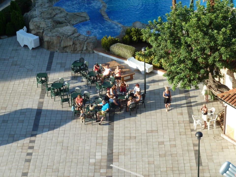 Bar.  BQ Belvedere Hotel