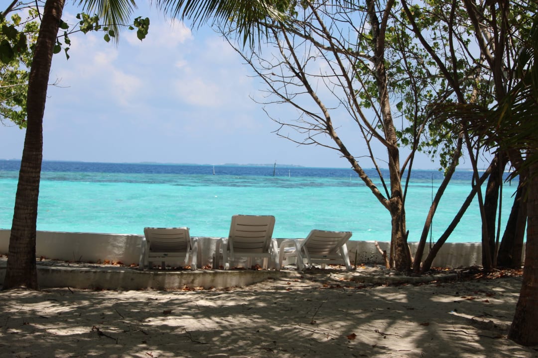 Blick von den Strandbungalows Thulhagiri Island Resort