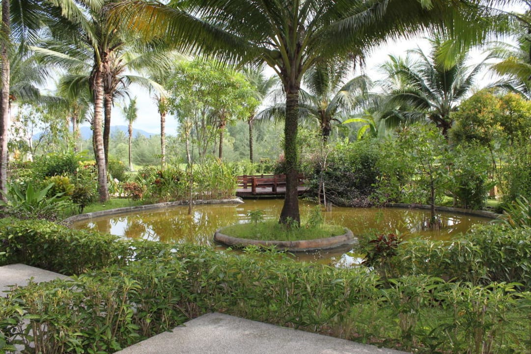 Teich in der Gartenanlage The Andamania Beach Resort & Spa