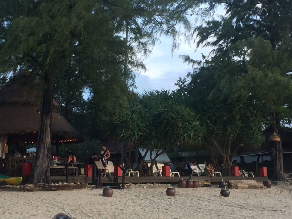 Schöner Strand Blick in den Garten Hotel Lanta Castaway Resort