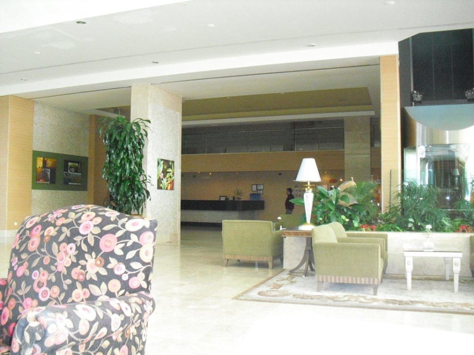 Im Hintergrund Rezeption Hotel Miracle Resort