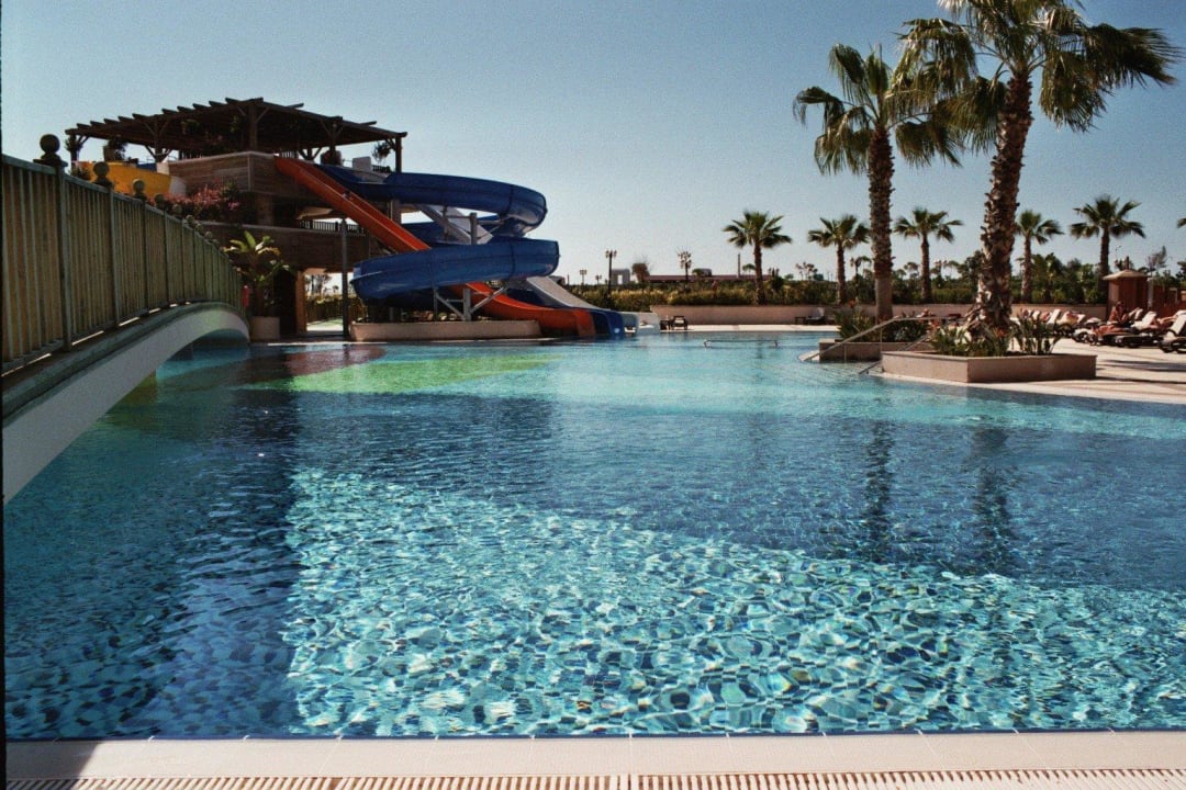 Blick auf die Wasserrutschen Diamond Excellence Resort & Spa