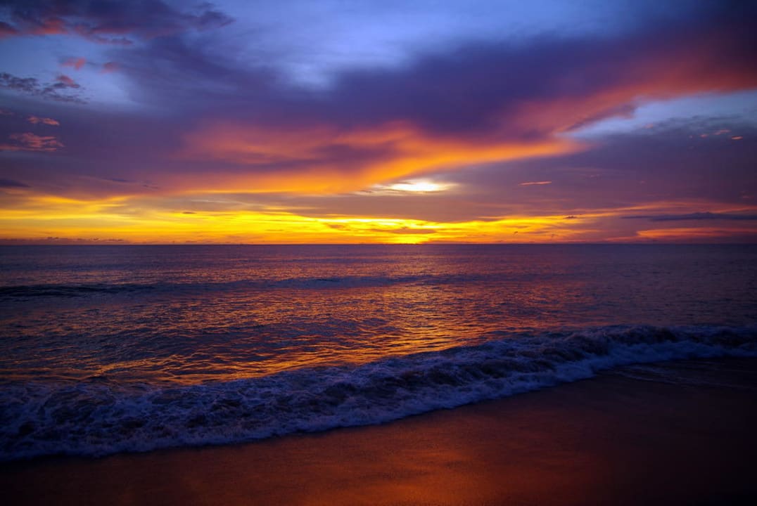 Jeden Abend ein traumhafter Sonnenuntergang SALA Phuket Mai Khao Beach Resort