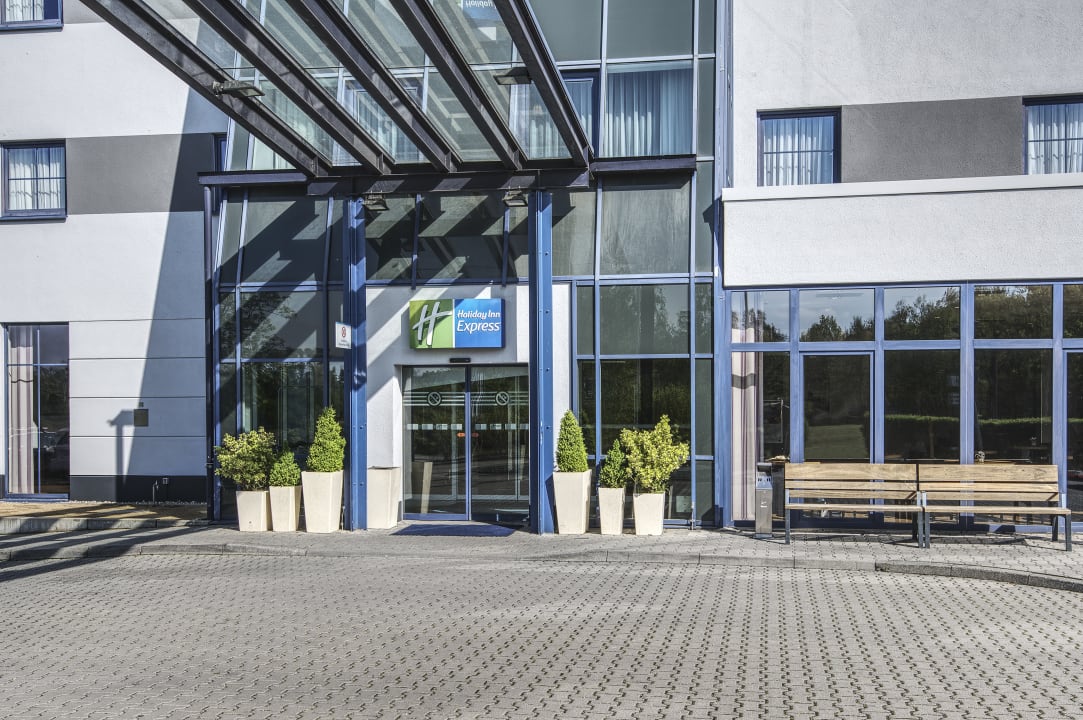 Außenansicht Holiday Inn Express Frankfurt - Airport