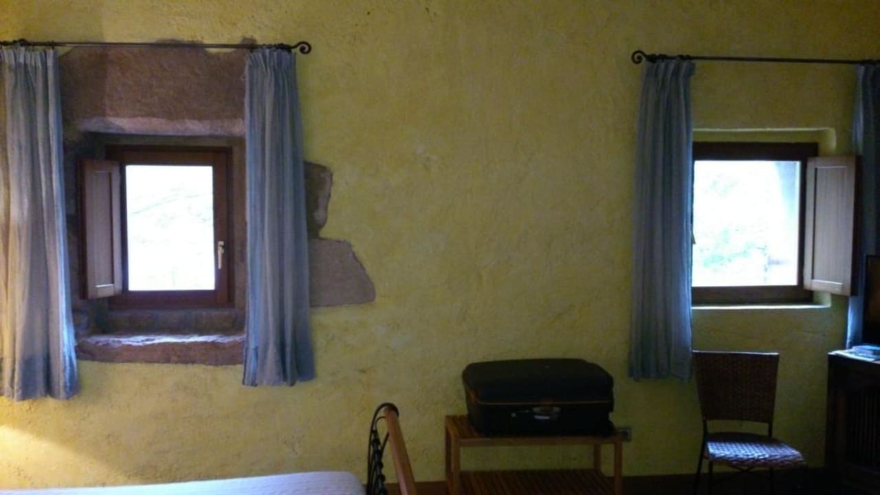 Dunkles Zimmer mit Minifenstern Hotel Usategieta