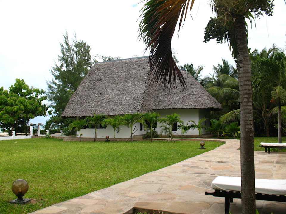 Gartenanlage - Bungalow Hotel Karibuni Rafiki Beach Resort