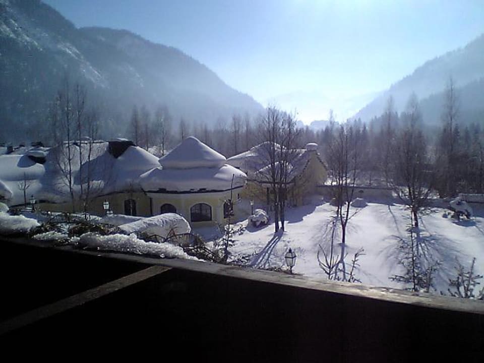 Blick über den Hotelgarten Hotel Gut Brandlhof