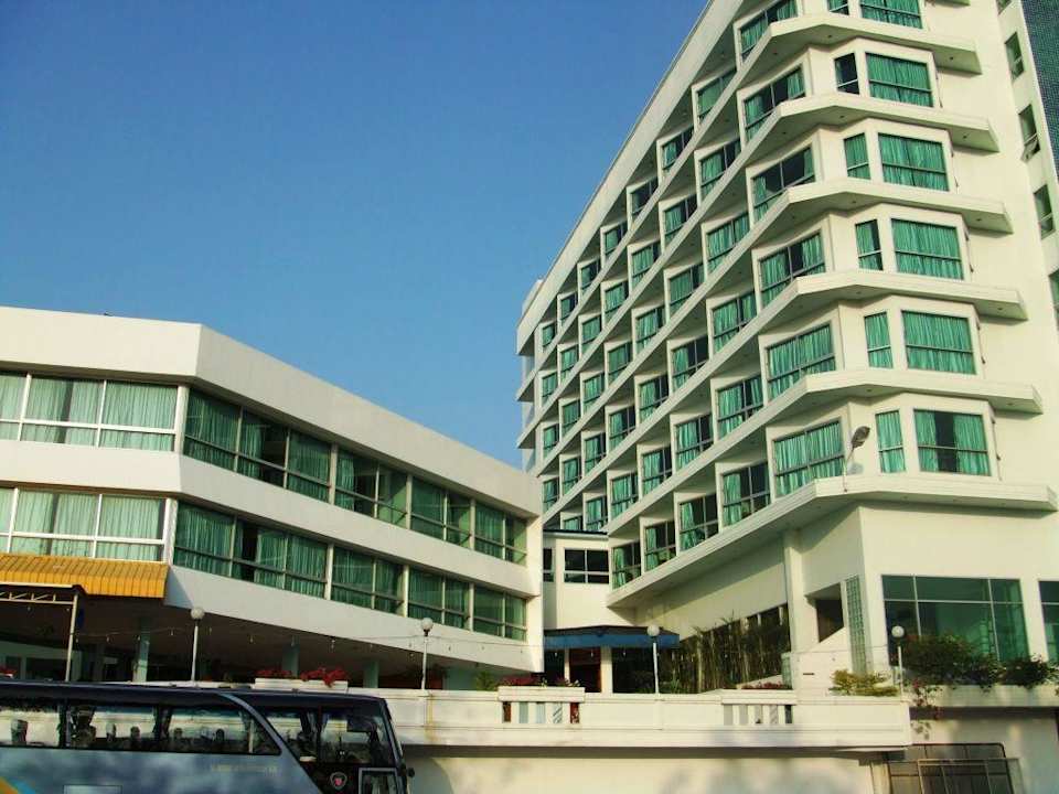 Hotel von der Straßenseite The Viang Tak Riverside Hotel