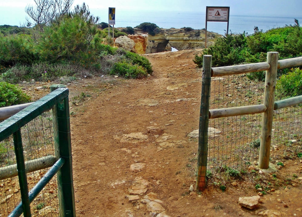 Ausgang vom Resort-Gelände zum Küstenpfad Vila Alba Resort