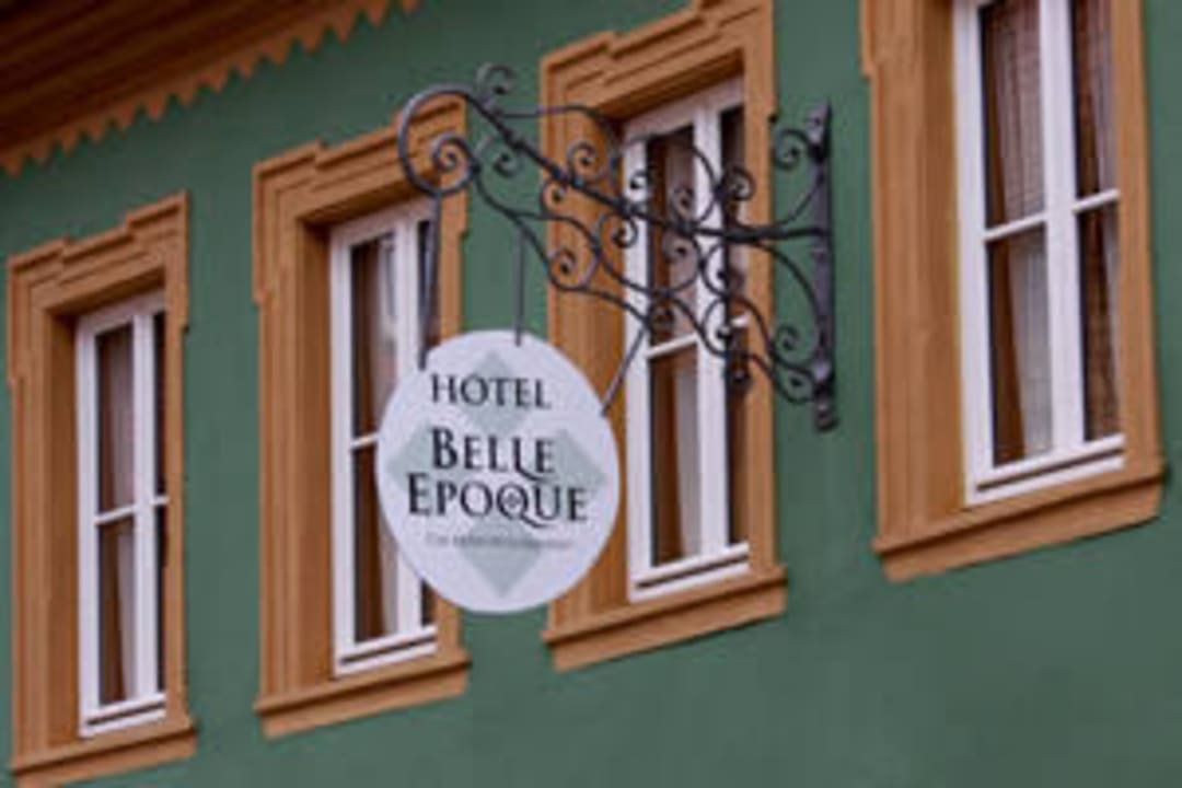 Hotelfassade Belle Epoque an der Hauptstrasse Hotel Belle Vue