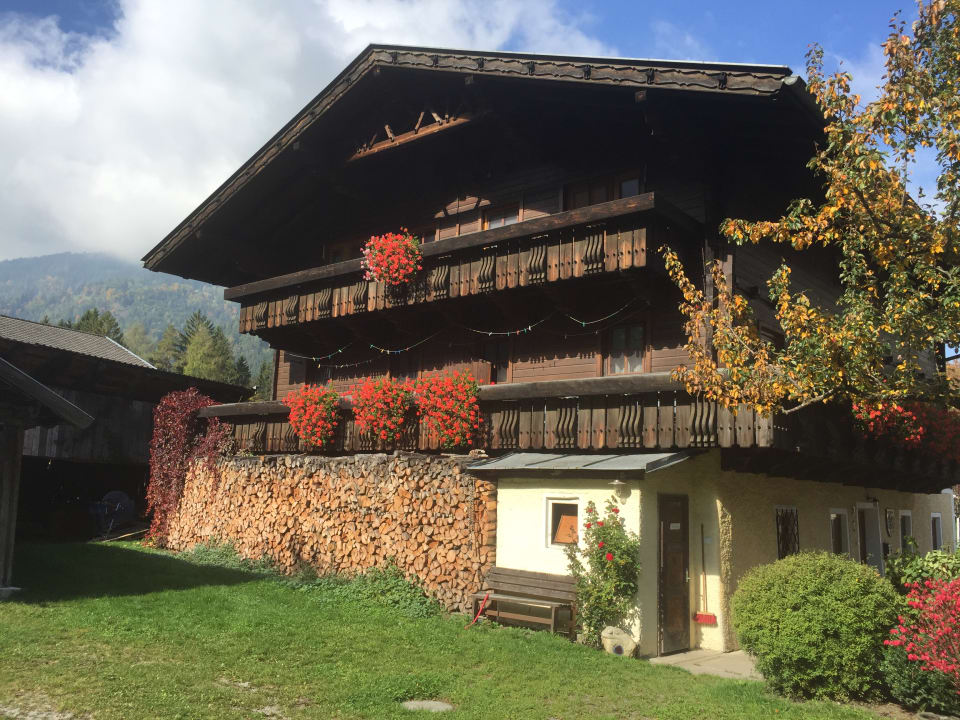 Hinter dem Haus. Bauernhof Freundhof