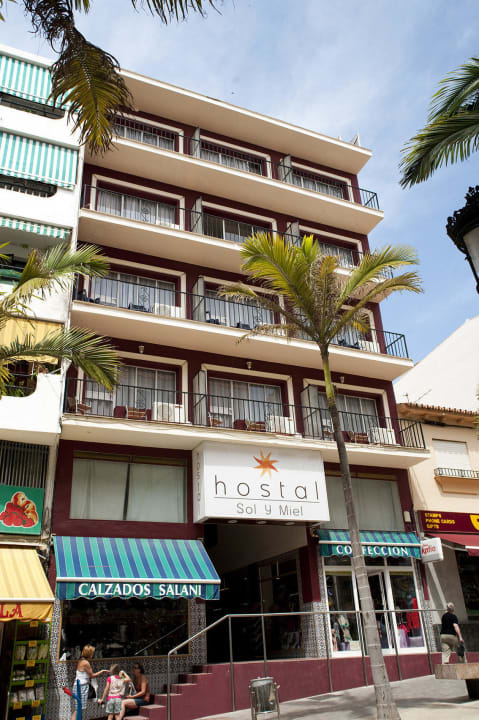 Fachada principal Hostal Sol y Miel