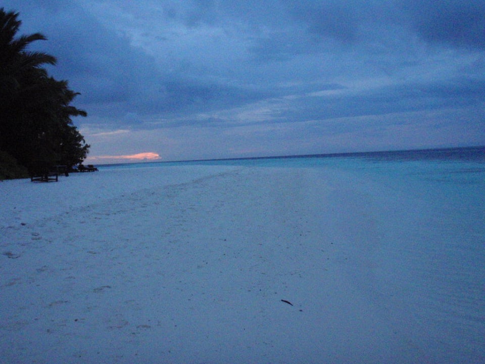 Grosser Strand bei der Sunsetbar Vilamendhoo Island Resort & Spa