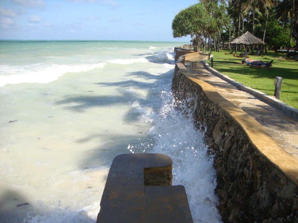 Der Strand bei Flut am Morgen Neptune Paradise Beach Resort & Spa