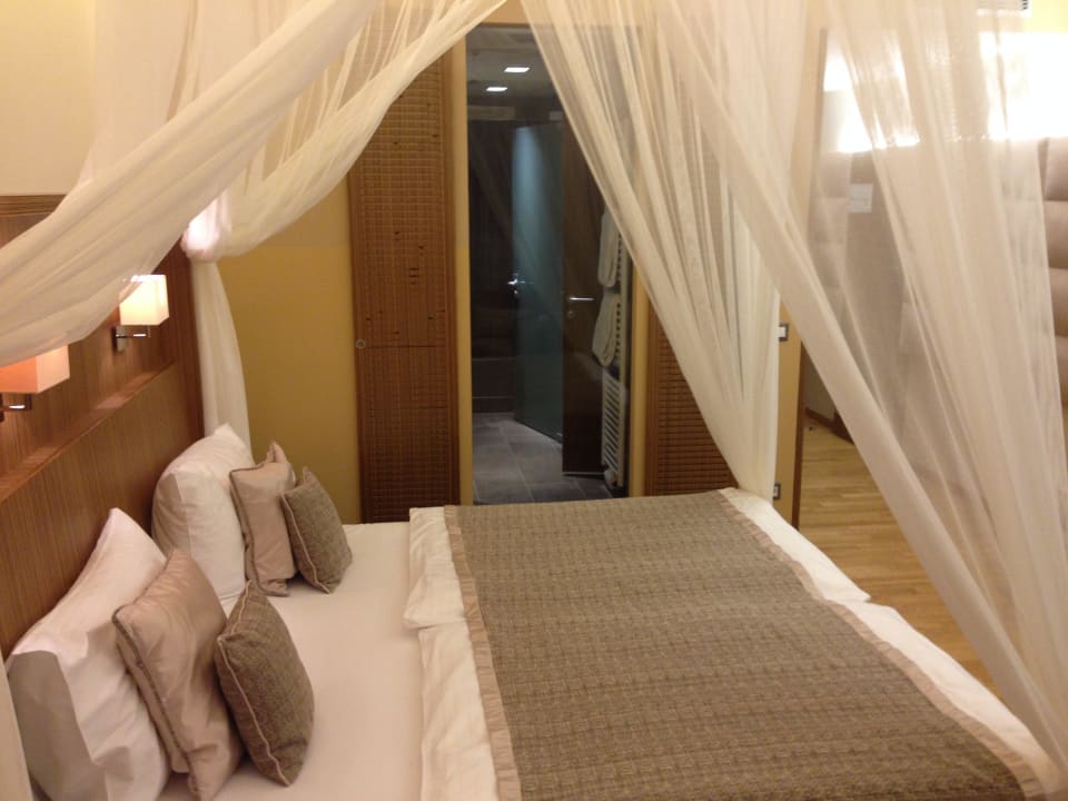 Bett mit Blick zum/ins Bad St. Martins Therme & Lodge Hotel