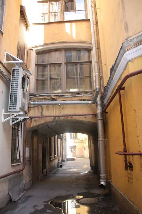 ...durch diesen "Tunnel" muss man... Hotel Arkada