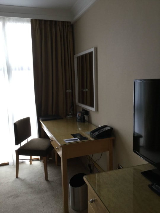Schreibtisch und TV Hilton London Kensington
