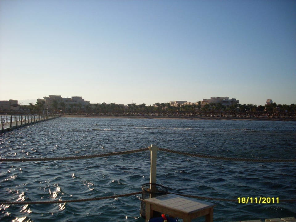 Blick auf Strand und Anlage vom Steg aus Pickalbatros Palace Resort