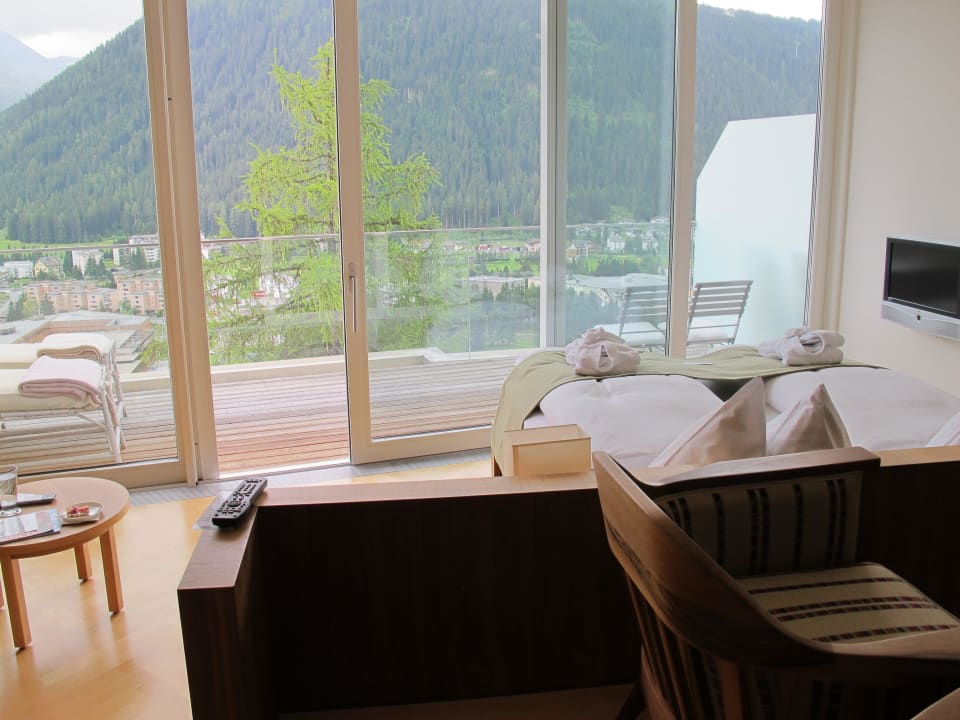 Junior-Suite mit Südbalkon im 5. Stocl Waldhotel & SPA Davos - for body & soul