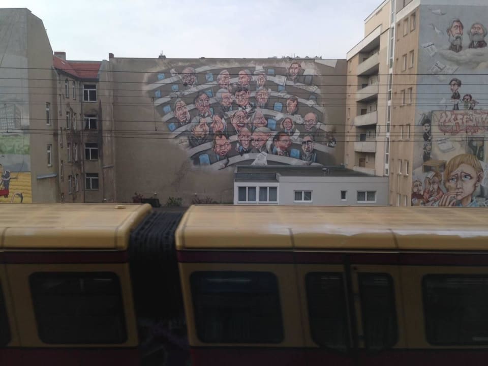 Die S-Bahn direkt vor der Nase Hampton by Hilton Berlin City West