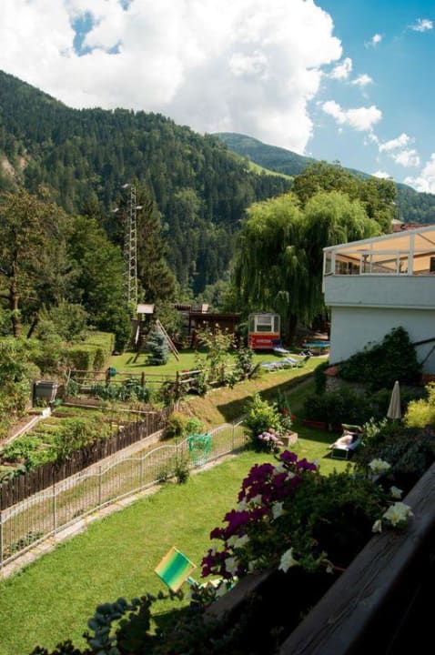 Blick vom Balkon auf die Liegewiese Alpenhof Lodge Passeiertal