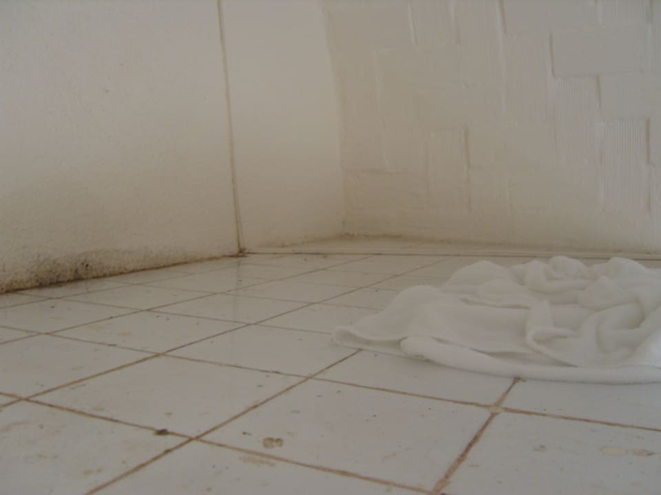 Sur le toit de la SDB, le climatiseur qui coule... El Mouradi Club Kantaoui