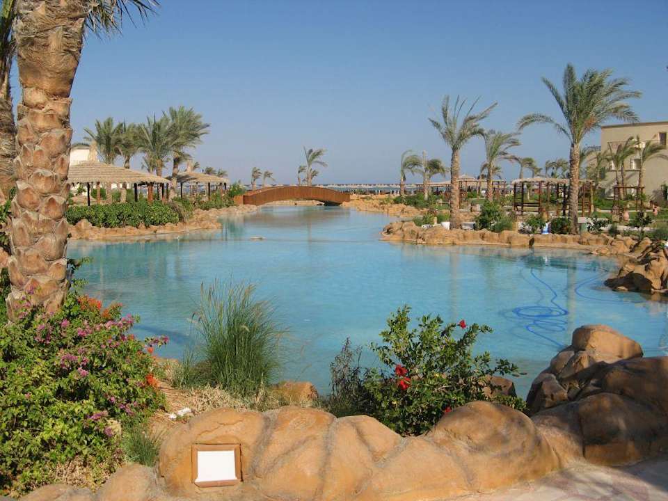 W drodze na plaże Regency Plaza Aqua Park & Spa