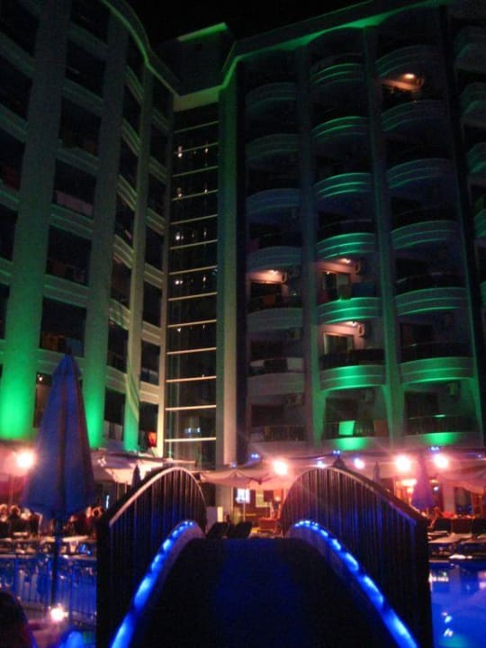 Отель вечером Hotel Grand Zaman Garden