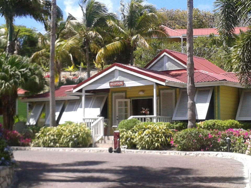 Lobby Pineapple Beach Club