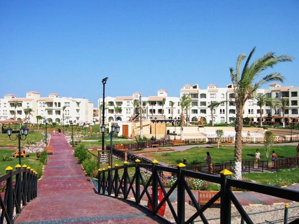 Blick von der Brücke in die Hotelanlage rechts das Amphithea Pickalbatros Dana Beach Resort - Hurghada
