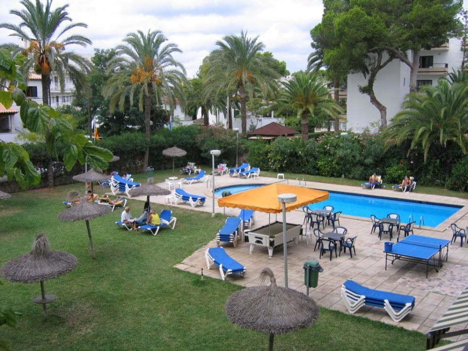 Blick vom Balkon zum Pool im Garten Hotel Luxor