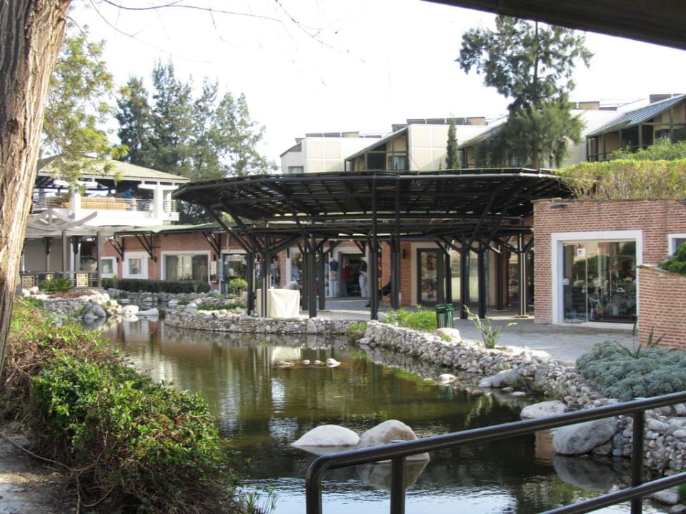 Shops im Außenbereich und Teich Limak Limra Hotel & Resort