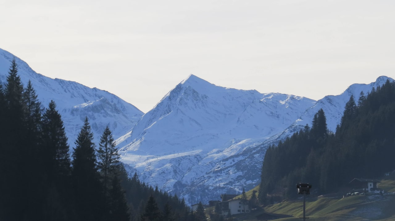 Blick vom Balkon zum Gletscher (etwas gezoomt ) Auenhotel